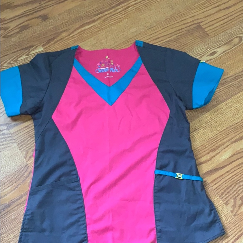 Wonderwink seven flex scrub top